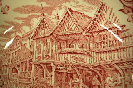 (n-7045) Royal Tudor Ware, " 17 Century England", kauss