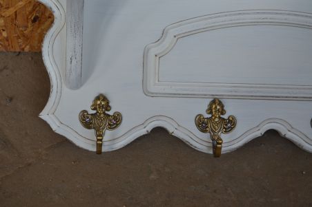 (n-7051) Valge mütsiriiuliga seinanagi