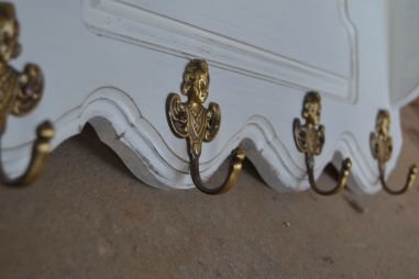 (n-7051) Valge mütsiriiuliga seinanagi