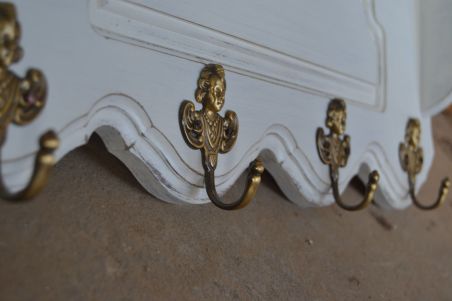 (n-7051) Valge mütsiriiuliga seinanagi