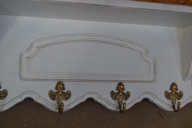 (n-7051) Valge mütsiriiuliga seinanagi