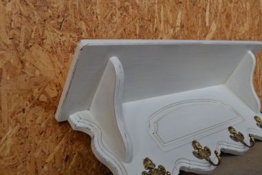 (n-7051) Valge mütsiriiuliga seinanagi