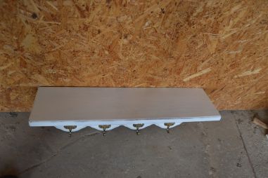 (n-7051) Valge mütsiriiuliga seinanagi