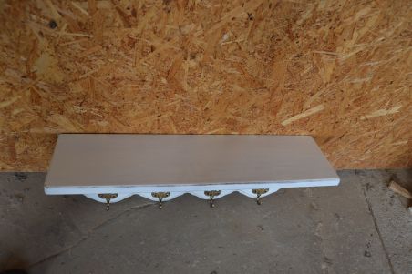 (n-7051) Valge mütsiriiuliga seinanagi