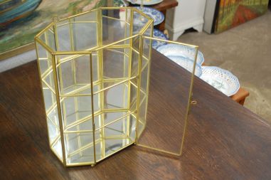 (n-7068) Suurem klaasist peegelseinaga ehtekapp