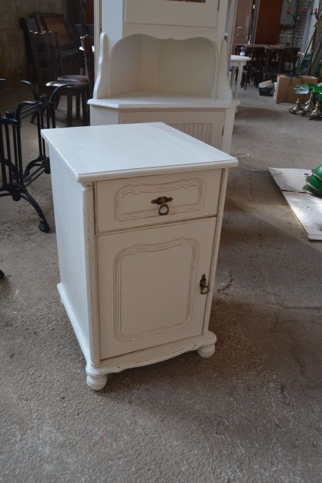 (L-683/1) Valge kummut