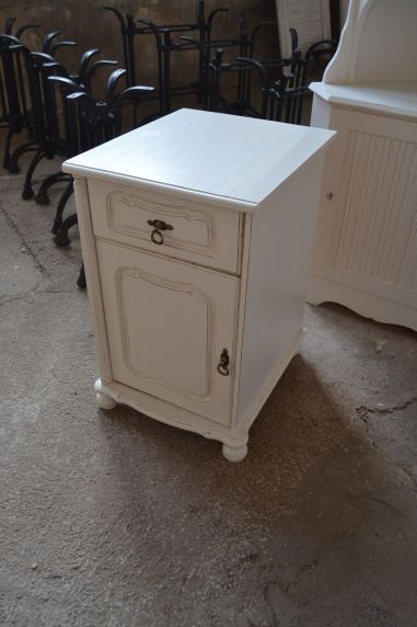 (L-683/1) Valge kummut