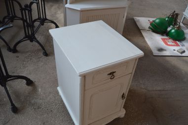 (L-683/1) Valge kummut