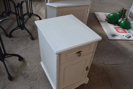 (L-683/1) Valge kummut