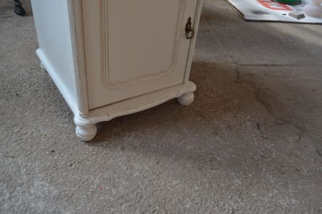 (L-683/1) Valge kummut