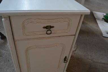 (L-683/1) Valge kummut