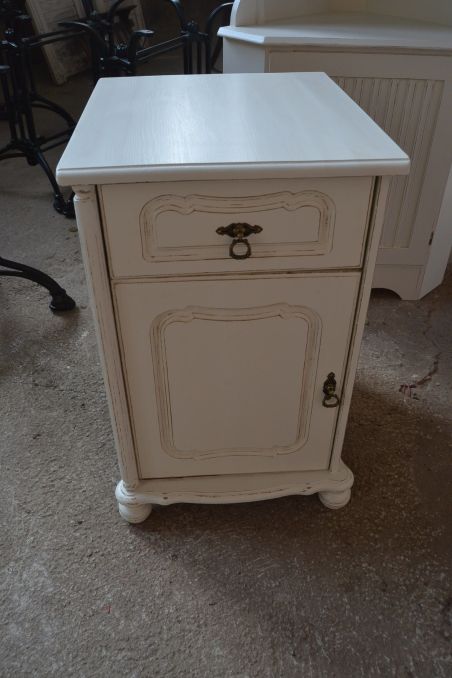 (L-683/1) Valge kummut