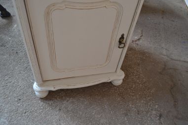 (L-683/1) Valge kummut