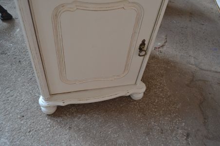 (L-683/1) Valge kummut