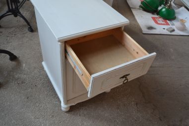 (L-683/1) Valge kummut