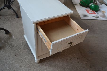 (L-683/1) Valge kummut