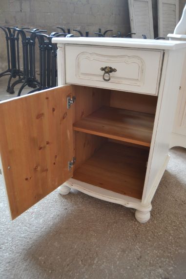 (L-683/1) Valge kummut