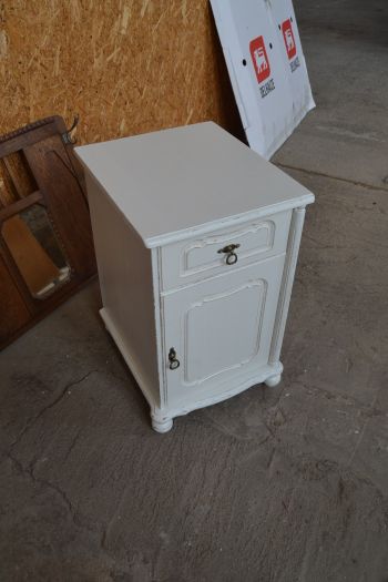 (L-683/2) Valge kummut