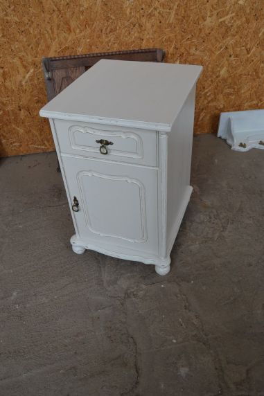 (L-683/2) Valge kummut