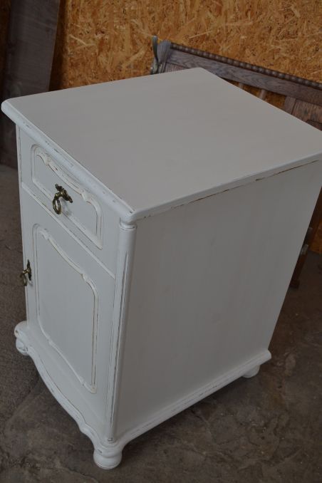 (L-683/2) Valge kummut