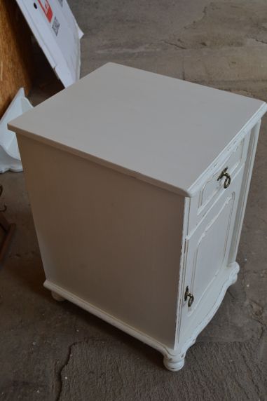 (L-683/2) Valge kummut