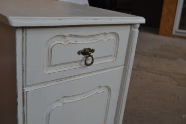 (L-683/2) Valge kummut