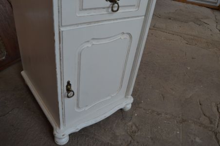 (L-683/2) Valge kummut