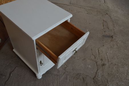 (L-683/2) Valge kummut