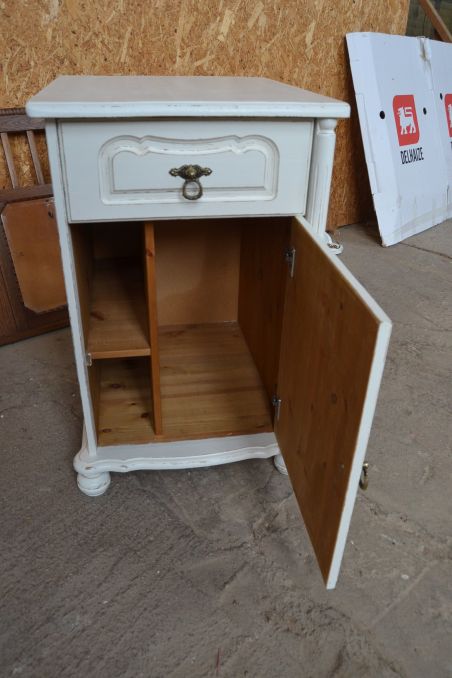 (L-683/2) Valge kummut