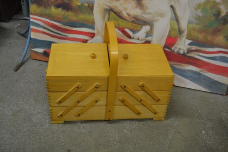 (n-7098) Käsitöökast koos sisuga