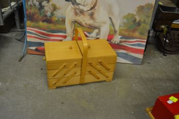 (n-7098) Käsitöökast koos sisuga 2