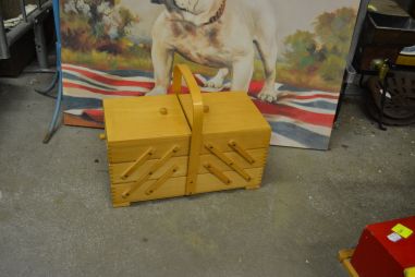 (n-7098) Käsitöökast koos sisuga