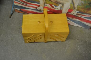 (n-7098) Käsitöökast koos sisuga