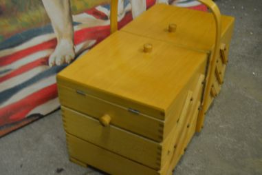 (n-7098) Käsitöökast koos sisuga