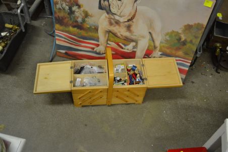 (n-7098) Käsitöökast koos sisuga