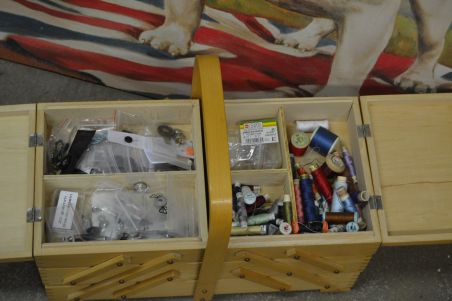 (n-7098) Käsitöökast koos sisuga