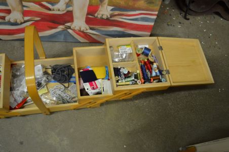 (n-7098) Käsitöökast koos sisuga