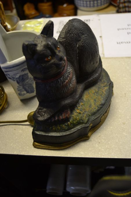 (n-7102)  Raske metallist uksehoidja kass