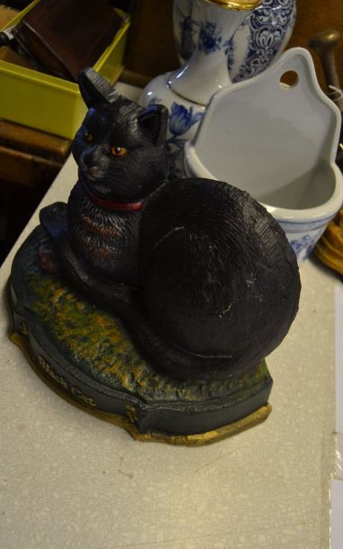 (n-7102)  Raske metallist uksehoidja kass