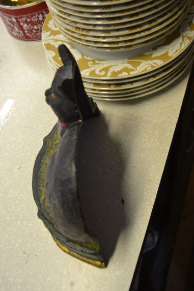 (n-7102)  Raske metallist uksehoidja kass