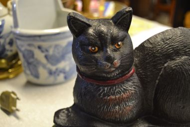 (n-7102)  Raske metallist uksehoidja kass