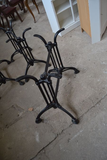 (L-685) Raske metallist lauajalg