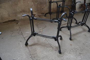 (L-685) Raske metallist lauajalg