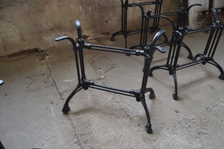 (L-685) Raske metallist lauajalg