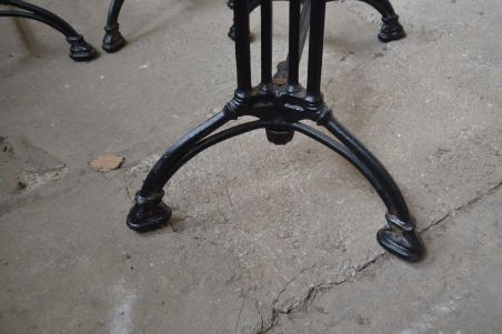 (L-685) Raske metallist lauajalg