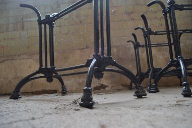 (L-685) Raske metallist lauajalg