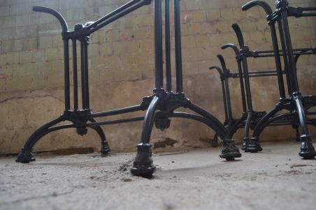 (L-685) Raske metallist lauajalg