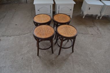 (L-686) Viinitoolid, taburetid, 4 tk komplektis
