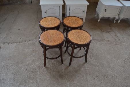 (L-686) Viinitoolid, taburetid, 4 tk komplektis