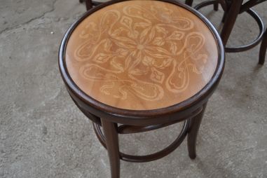 (L-686) Viinitoolid, taburetid, 4 tk komplektis